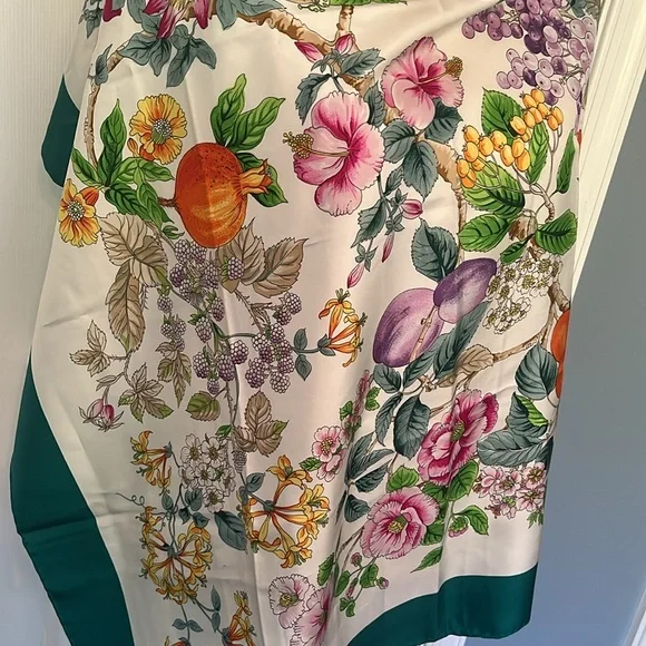 Gucci Blooms Silk Flora Garden Scarf - Picture 7 of 12
